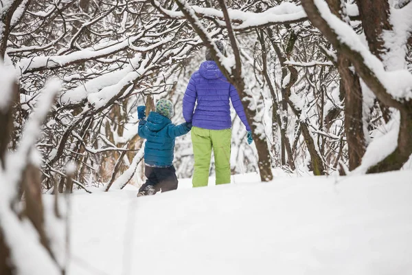 Garçon Marche Avec Mère Sur Sentier Forestier Enneigé Vacances Hiver — Photo