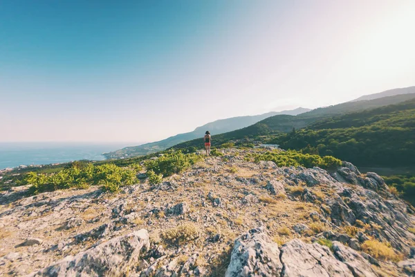 gün batımına karşı Dağları aşarak kızı çalışır. doğada bir sporcu eğitim.