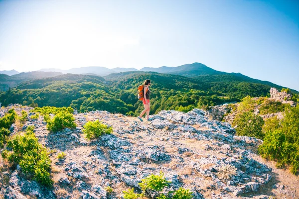 Flicka Toppen Berget Kvinna Med Ryggsäck Promenader Längs Bergsstig Klättra — Stockfoto