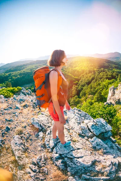 Κορίτσι Στην Κορυφή Του Βουνού Μια Γυναίκα Ένα Σακίδιο Στέκεται — Φωτογραφία Αρχείου