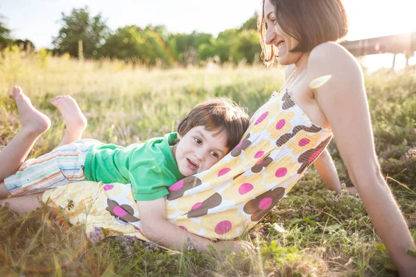 Der Junge Liegt Mit Seiner Mutter Auf Der Wiese Eine — Stockfoto