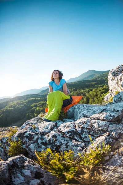 Жінка Сидить Спальному Мішку Заході Сонця Кемпінг Вершині Гори Усміхнена — стокове фото