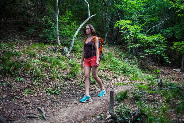 Κορίτσι Περπατάει Μέσα Στο Δάσος Μια Νεαρή Γυναίκα Ένα Σακίδιο — Φωτογραφία Αρχείου
