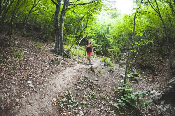 Chica Camina Por Bosque Una Joven Con Una Mochila Viaja —  Fotos de Stock