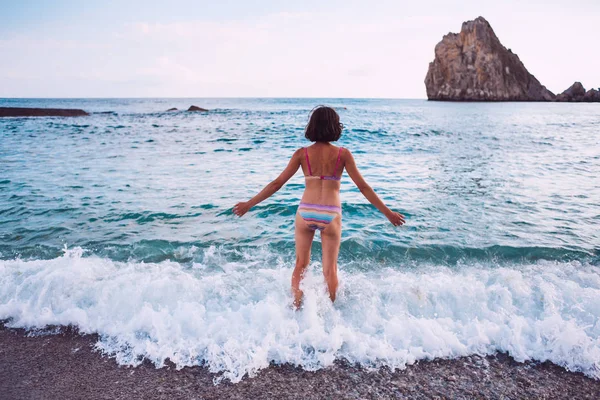Κορίτσι Πηγαίνει Στο Νερό Της Θάλασσας Γυναίκα Λούζει Στον Ωκεανό — Φωτογραφία Αρχείου