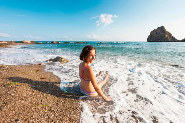 Κορίτσι Που Κάθεται Στην Παραλία Γυναίκα Λούζει Στον Ωκεανό Υπόλοιπο — Φωτογραφία Αρχείου