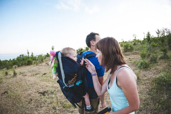 Сім Подорожує Дитиною Чоловік Носить Свого Сина Рюкзаку Прогулянка Родиною — стокове фото