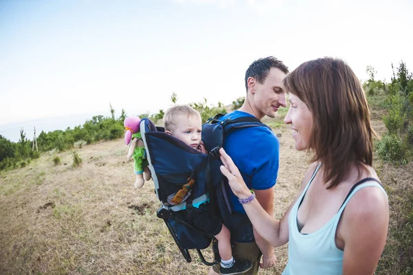 Família Viaja Com Criança Homem Carrega Filho Numa Mochila Caminha — Fotografia de Stock