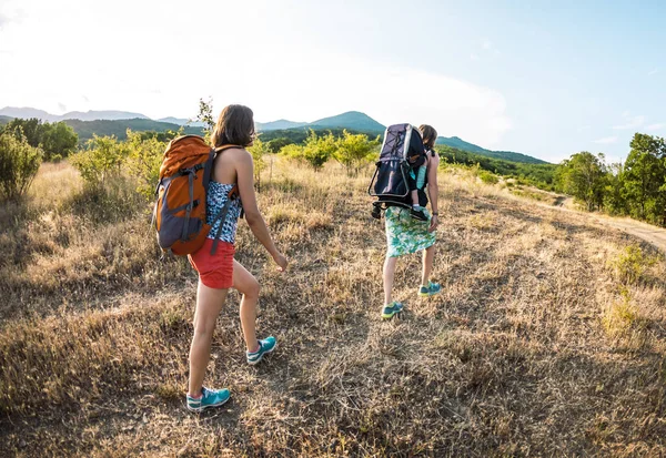 Dos Mujeres Viajan Con Niño Niña Lleva Hijo Una Mochila — Foto de Stock