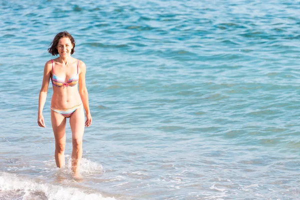 Uma Mulher Fato Banho Sai Mar Rapariga Está Nadar Oceano — Fotografia de Stock