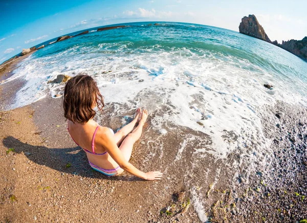 여자는 해변에 여자는 바다에서 해변에 수영복에 날씬한 — 스톡 사진