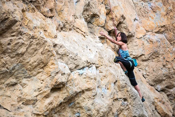 Kız Rock Tırmanıyor Dağcı Kayaya Tırmanmak Için Eğitim Alıyor Güçlü — Stok fotoğraf