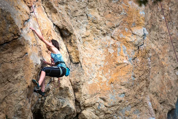 Bir Kadın Rock Tırmanıyor Bir Ince Kız Zor Bir Tırmanış — Stok fotoğraf