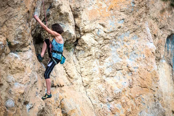 Bir Kadın Rock Tırmanıyor Bir Ince Kız Zor Bir Tırmanış — Stok fotoğraf