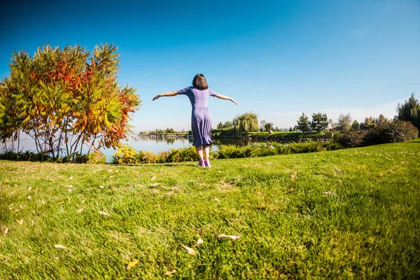 Uma Rapariga Vestido Atravessa Prado Verde Uma Mulher Andar Parque — Fotografia de Stock