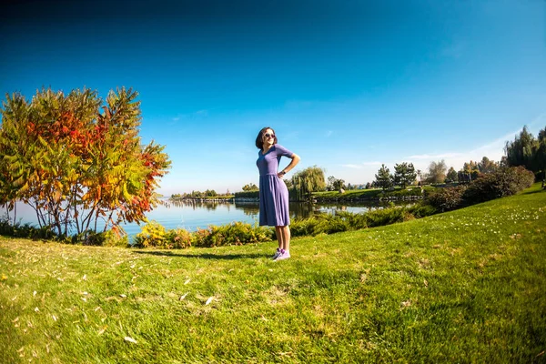 Chica Delgada Caminando Largo Del Río Una Mujer Vestido Está —  Fotos de Stock