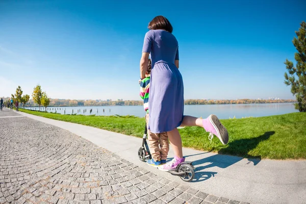 Uma Mulher Andar Com Filho Numa Scooter Rapaz Com Mãe — Fotografia de Stock