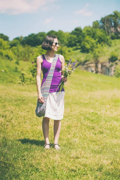 Chica Sostiene Ramo Flores Silvestres Una Mujer Camina Por Prado — Foto de Stock