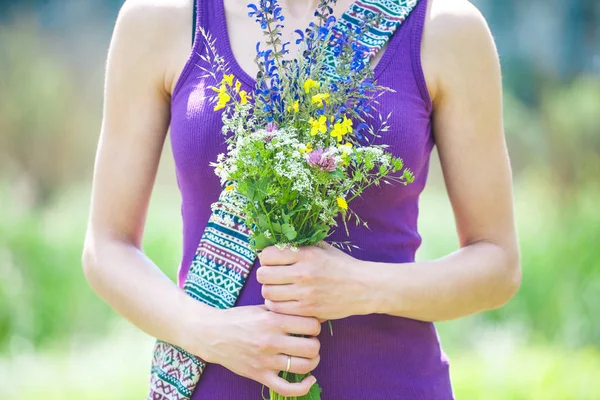 Chica Sostiene Ramo Flores Silvestres Flores Violetas Manos Femeninas Una —  Fotos de Stock