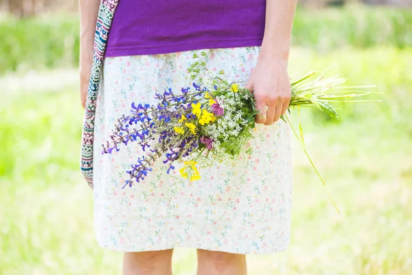 Chica Está Sosteniendo Ramo Flores Silvestres Una Mujer Recoge Flores —  Fotos de Stock