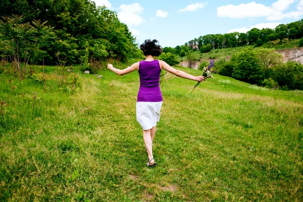 Chica Corre Por Campo Con Ramo Flores Silvestres Mujer Recoge —  Fotos de Stock