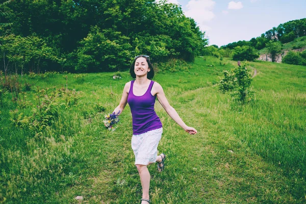 Menina Corre Pelo Campo Com Buquê Flores Silvestres Mulher Sorridente — Fotografia de Stock