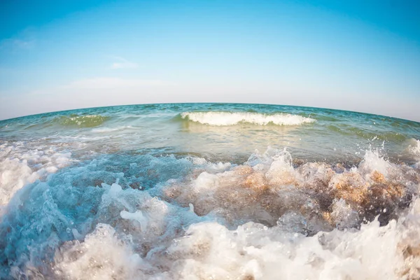 夕日の海岸 海の海岸 砂浜の海岸で波が割れる — ストック写真