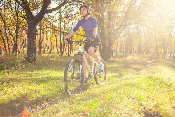 Radfahren Wald Mädchen Fährt Fahrrad Auf Waldweg Frau Mit Fahrrad — Stockfoto