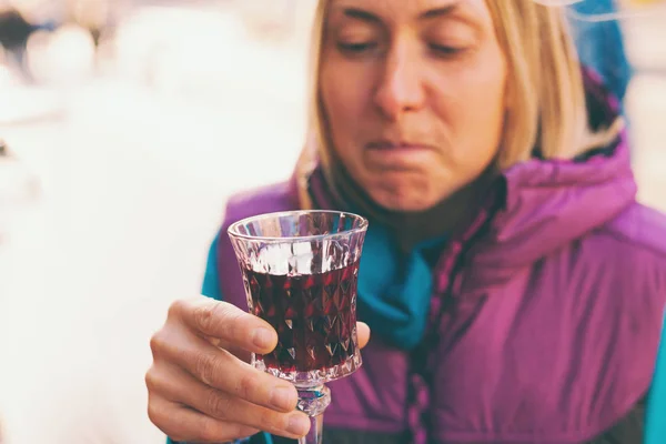 Mujer Sosteniendo Una Copa Vino Tinto Brandy Cereza Chica Degustando —  Fotos de Stock