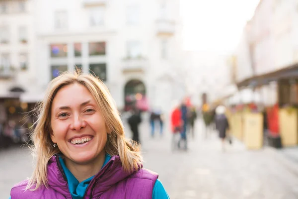 Mujer Una Calle Ciudad Una Chica Sonriente Camina Por Ciudad — Foto de Stock