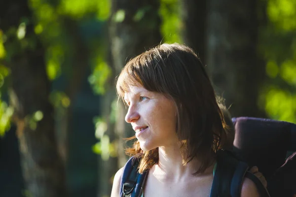 Porträtt Kvinna Med Ryggsäck Flicka Promenader Skogen Brunetten Klättrar Berg — Stockfoto