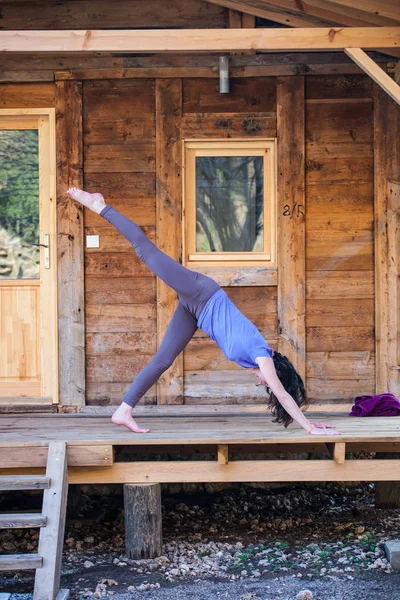 Una Donna Pratica Yoga Sotto Portico Una Vecchia Casa Legno — Foto Stock