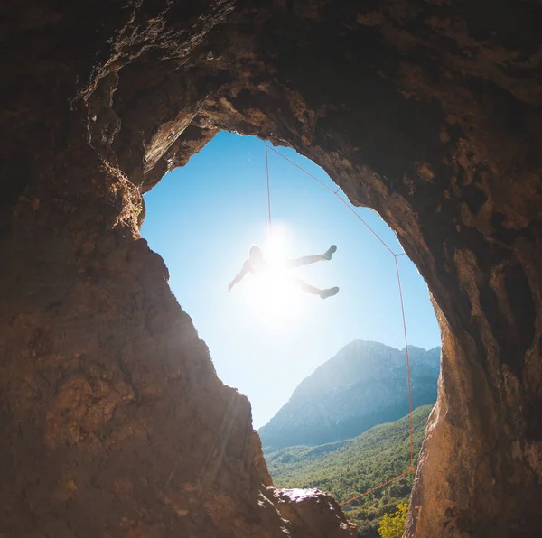 Escalador Rocas Sube Cueva Roca Forma Arco Mujer Entrena Terreno —  Fotos de Stock