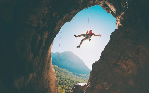 Escalador Rocas Sube Cueva Roca Forma Arco Mujer Entrena Terreno —  Fotos de Stock