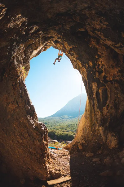 Escalador Rocas Sube Cueva Roca Forma Arco Mujer Entrena Terreno — Foto de Stock