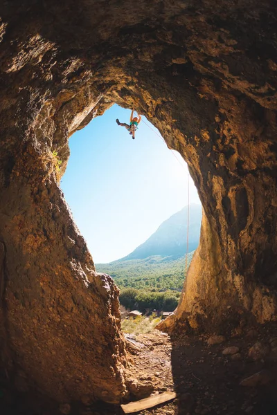Ροκ Ορειβάτης Ανεβαίνει Στο Σπήλαιο Ροκ Μορφή Αψίδας Τρένα Γυναίκα — Φωτογραφία Αρχείου