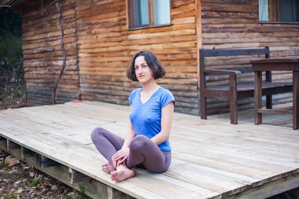 Eine Frau Sitzt Auf Der Veranda Eines Alten Holzhauses Barfuß — Stockfoto