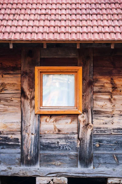 Kis Ablak Egy Régi Fából Készült Ház Homlokzat Ház Közelről — Stock Fotó