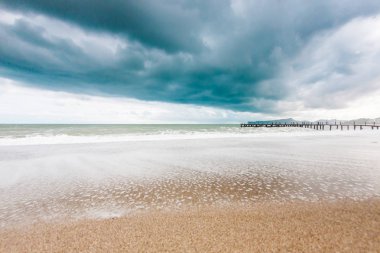Bir bulutlu gün denizde. Yağmurlu bir gün Türk Beach'te. Fırtına bulutları.