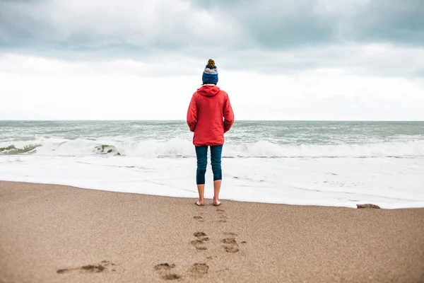 Mujer Descalza Mira Mar Invierno Chica Gorra Camina Largo Costa — Foto de Stock