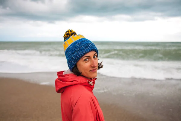 Retrato Una Mujer Mirando Mar Invierno Chica Gorra Camina Largo — Foto de Stock