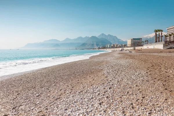 人のいないトルコのビーチ トルコの地中海 海の波と海岸砂 山と空の背景にリゾート 砂漠のビーチ — ストック写真