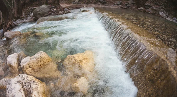 Wasserfall Und Gebirgsfluss Klares Wasser Vom Schmelzenden Schnee Herbstwald Stromschnellen — Stockfoto