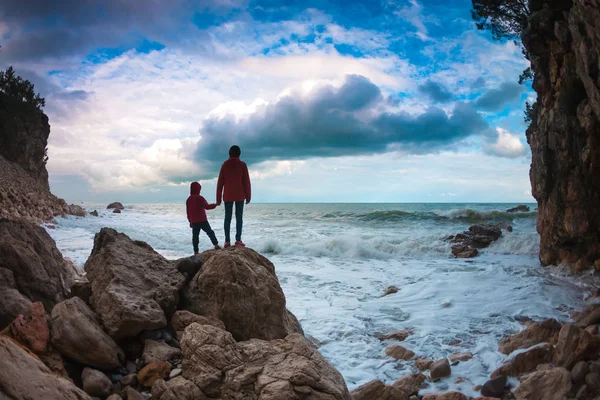 Una Mujer Con Hijo Está Pie Sobre Una Piedra Mirando — Foto de Stock