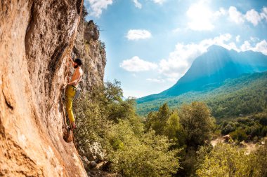 Bir adam bir kaya tırmanıyor. Dağcı trenler Türk buzlu. Aktif yaşam tarzı. Arkadaşlar doğa aktivitelerine başlattık. Sigorta için donatım.