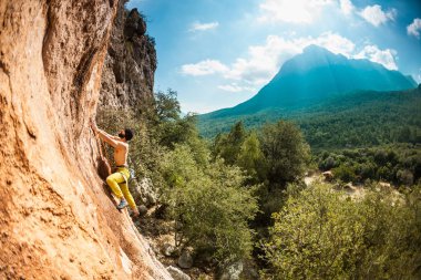 Bir adam bir kaya tırmanıyor. Dağcı trenler Türk buzlu. Aktif yaşam tarzı. Arkadaşlar doğa aktivitelerine başlattık. Sigorta için donatım.