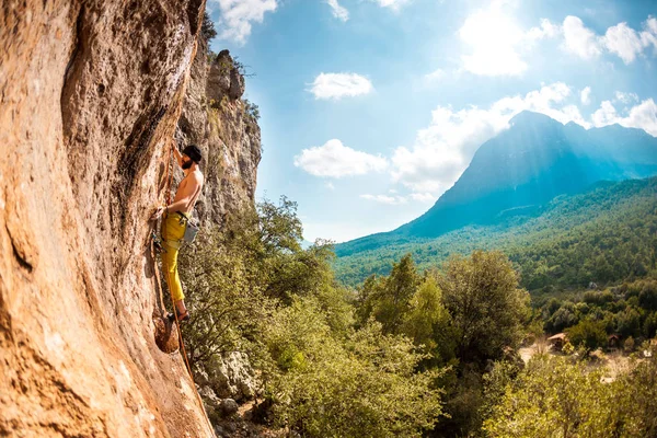 Bir adam bir kaya tırmanıyor. Dağcı trenler Türk buzlu. Aktif yaşam tarzı. Arkadaşlar doğa aktivitelerine başlattık. Sigorta için donatım.