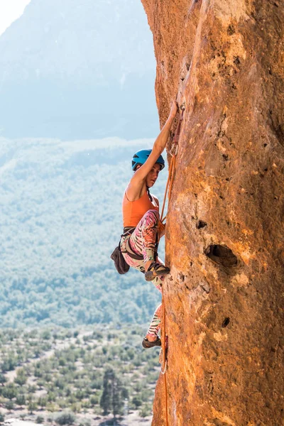 Bir Kız Bir Kask Içinde Bir Kaya Tırmanıyor Kadın Güzel — Stok fotoğraf