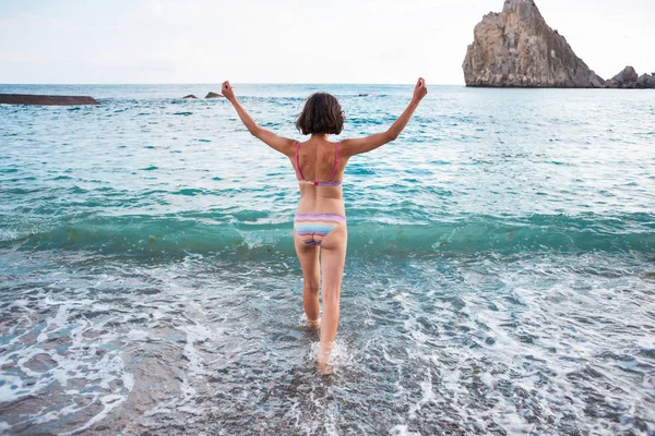 Κορίτσι Πηγαίνει Στο Νερό Της Θάλασσας Γυναίκα Λούζει Στον Ωκεανό — Φωτογραφία Αρχείου