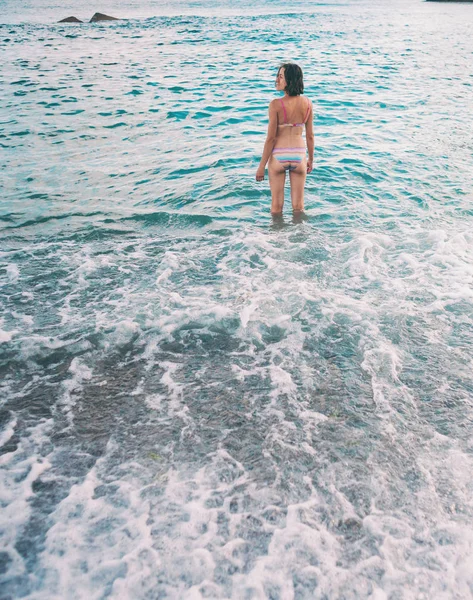 Rapariga Vai Para Água Mar Mulher Banha Oceano Descanse Costa — Fotografia de Stock